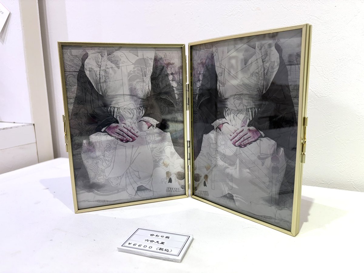 GalleryArtsoup's tweet image. 「GATHERING of SERVANTS」
#使用人展Artsoup 出展作家紹介
六合九里さん @create_correct 

3冊の文学作品と、「めいどの土産」の装画にもなっている。額装作品「合わせ鏡」での出展です。
いずれも見本誌がございますので是非お手に取ってみてください。