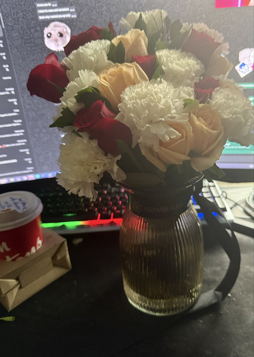 DiyaCatLover's tweet photo. Happy 6 months to me and my girlfriend , she got me pretty flowers look at them and be jealous #badlighting #isuckattakingphotos https://t.co/H6dcJEWEDd