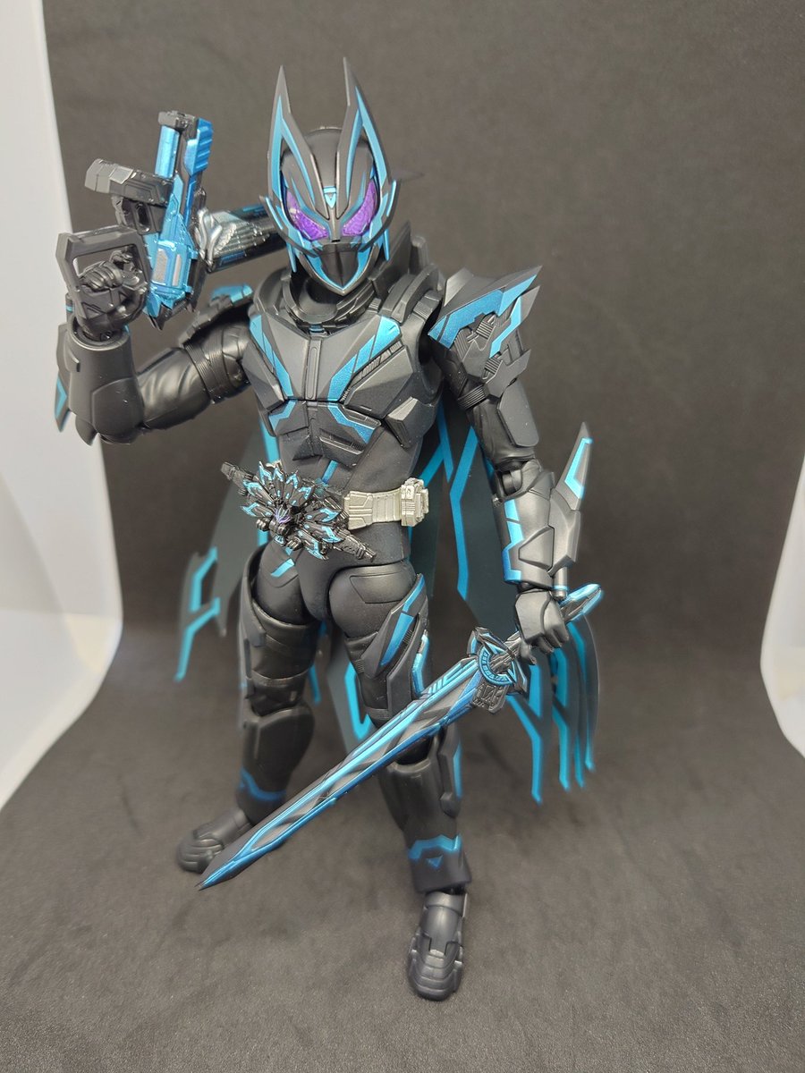 s.h.figuarts仮面ライダークロスギーツを開封。黒いボディに青が合っ