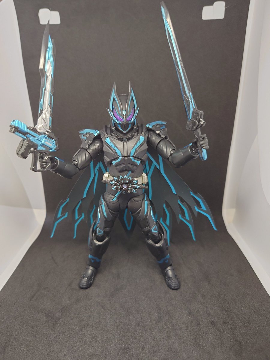 s.h.figuarts仮面ライダークロスギーツを開封。黒いボディに青が合っ