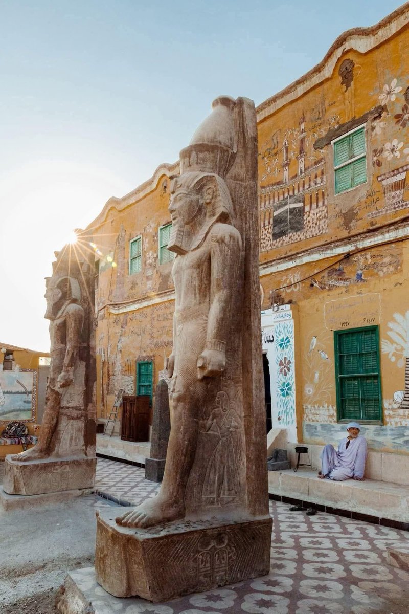 عندنا في الأقصر اللي معندوش تمثالين قدام بيته الناس بتاكل وشه