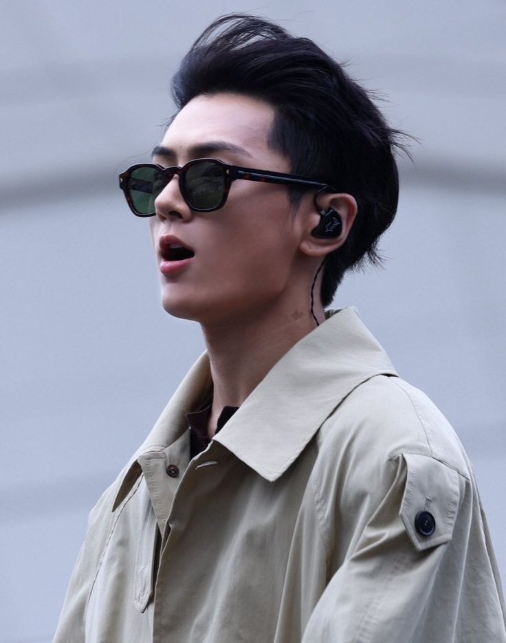 acepjsss's tweet image. Majestic men are real, and Jjong is the proof