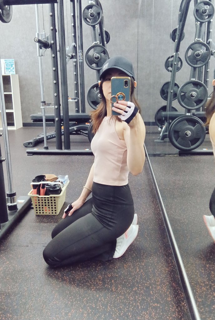 maimai_8686's tweet image. ジムおわり〜

最初だけ貸切状態だったから
久しぶりにゆっくり２時間以上
全身９〜10種目軽めに3セットずつくらい（いつも大体です）
体脂肪がまた増えてたから最後有酸素も少しやったよー✨

腰にちょっと不安あったからベルトしたけど苦しい😂

#健康第一
#楽しく
#筋トレ