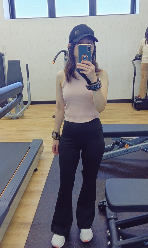 maimai_8686's tweet image. ジムおわり〜

最初だけ貸切状態だったから
久しぶりにゆっくり２時間以上
全身９〜10種目軽めに3セットずつくらい（いつも大体です）
体脂肪がまた増えてたから最後有酸素も少しやったよー✨

腰にちょっと不安あったからベルトしたけど苦しい😂

#健康第一
#楽しく
#筋トレ