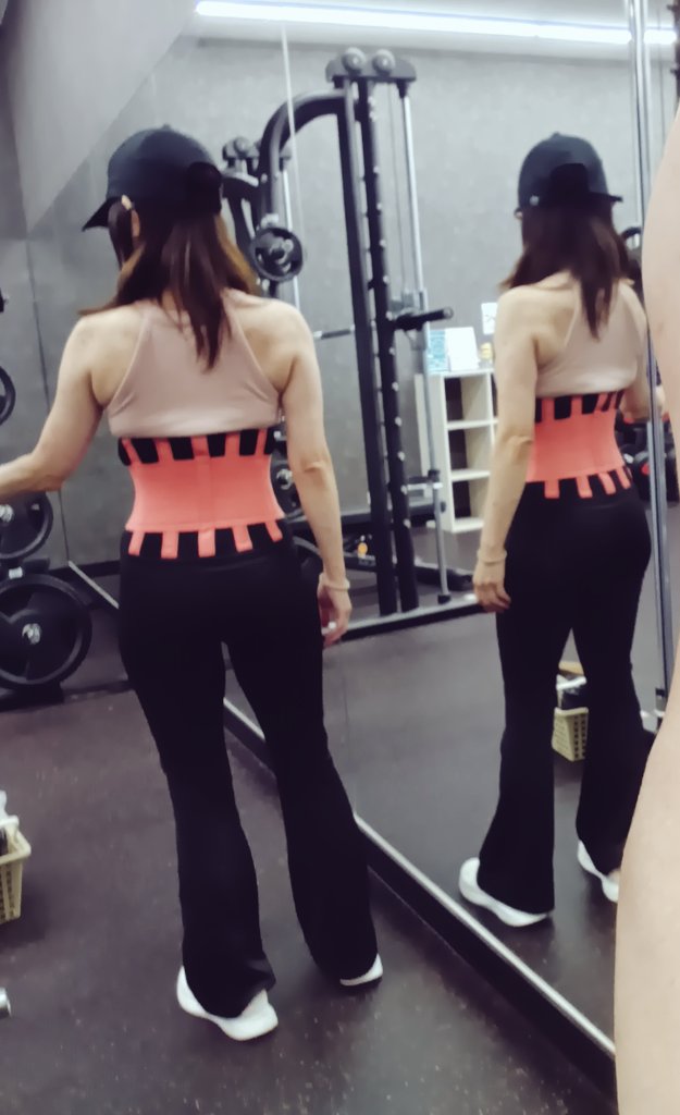 maimai_8686's tweet image. ジムおわり〜

最初だけ貸切状態だったから
久しぶりにゆっくり２時間以上
全身９〜10種目軽めに3セットずつくらい（いつも大体です）
体脂肪がまた増えてたから最後有酸素も少しやったよー✨

腰にちょっと不安あったからベルトしたけど苦しい😂

#健康第一
#楽しく
#筋トレ