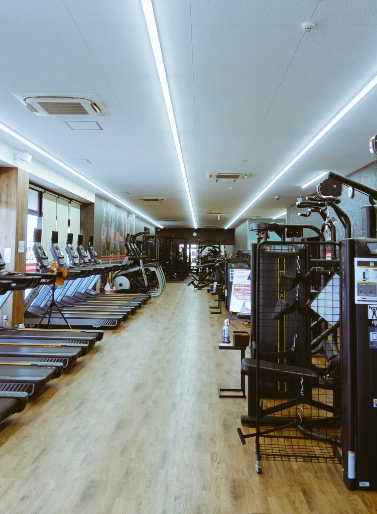 maimai_8686's tweet image. ジムおわり〜

最初だけ貸切状態だったから
久しぶりにゆっくり２時間以上
全身９〜10種目軽めに3セットずつくらい（いつも大体です）
体脂肪がまた増えてたから最後有酸素も少しやったよー✨

腰にちょっと不安あったからベルトしたけど苦しい😂

#健康第一
#楽しく
#筋トレ