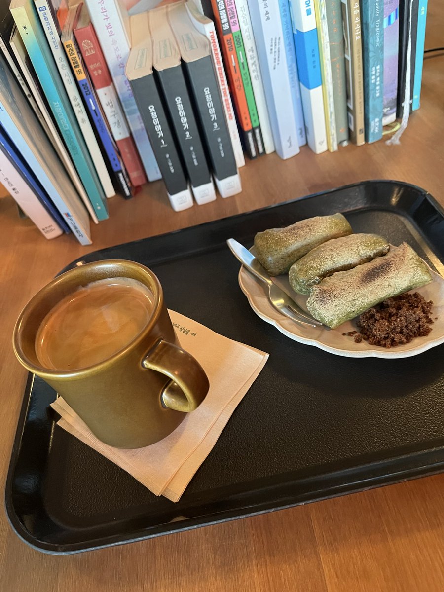 miru4211's tweet photo. 近所のお気に入りのカフェで読書📖いつもなら家で仕事をしてしまってたけど、最近は意識的に休むようにしてる。その分平日は残業確実🥲 https://t.co/42KxHVkzeh