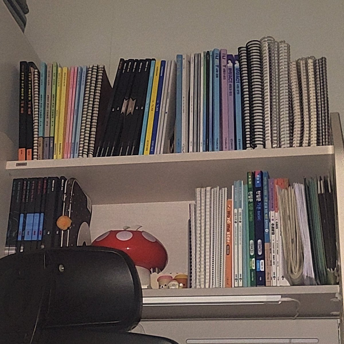 re2study's tweet image. 이번 수능 늦은 가채점을 해봤더요
결국 354322로 끝날듯…🧘‍♀️
아쉬운게 더 커서 질질짰지만 그냥 이 정도도 기적이라고 생각함
삼수 유무는 대학 결과 나온 다음에야 정할거 같긔연
너무 아쉽디만 지금은 좀 쉴래… 난 너무 힘들었어