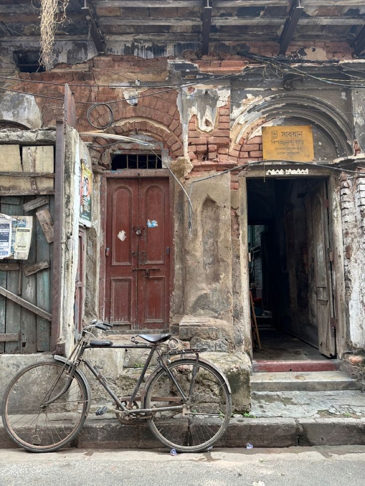 लापरवाही ही अच्छी है साहब,
परवाह करो तो लोग सस्ता समझ लेते हैं...