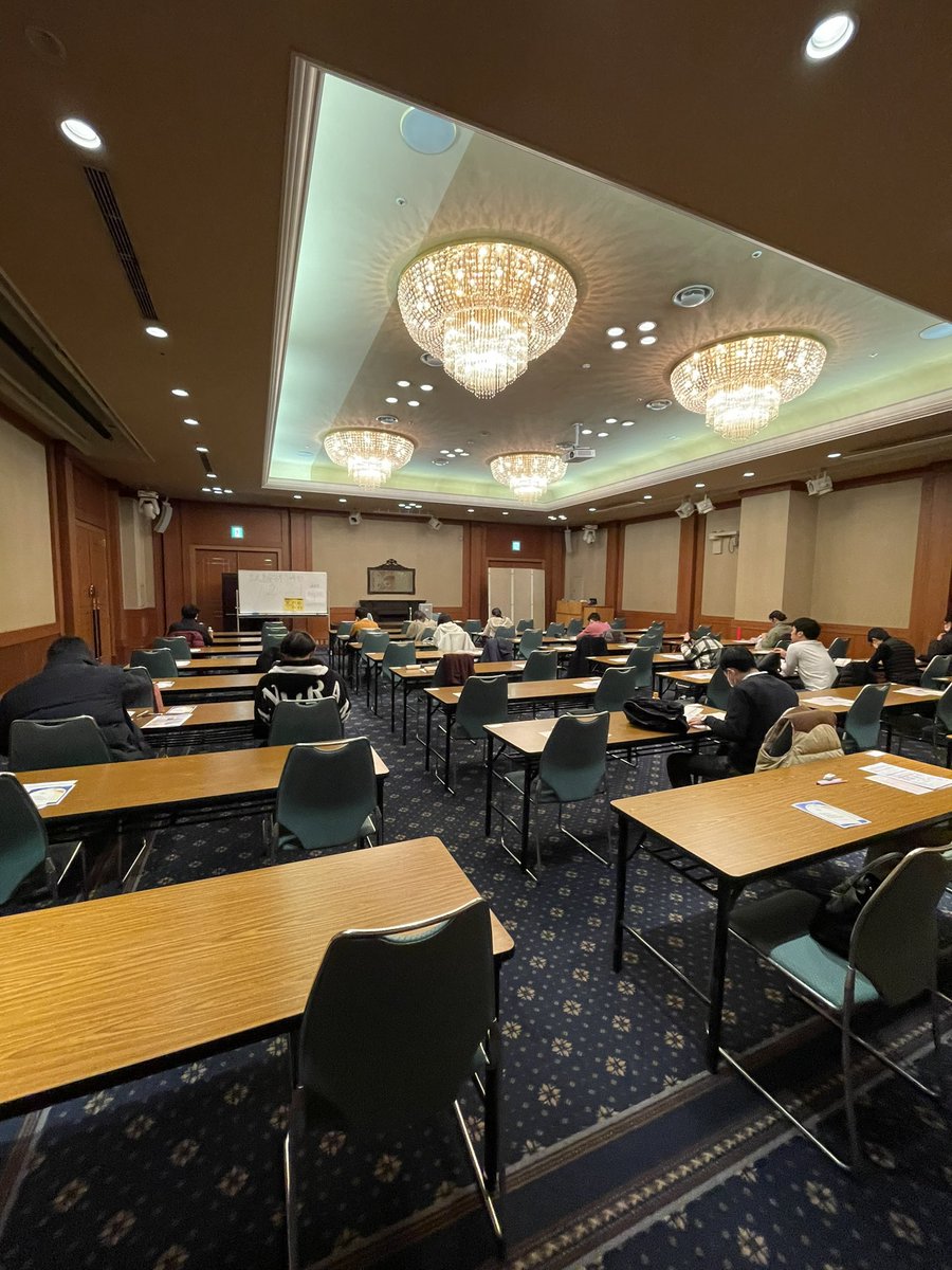 enokio_eng's tweet image. 一般人:
TOEIC会場ガチャSSRキターーー！！

TOEICer:
仮設の長机に後ろの席か、ハズレ！