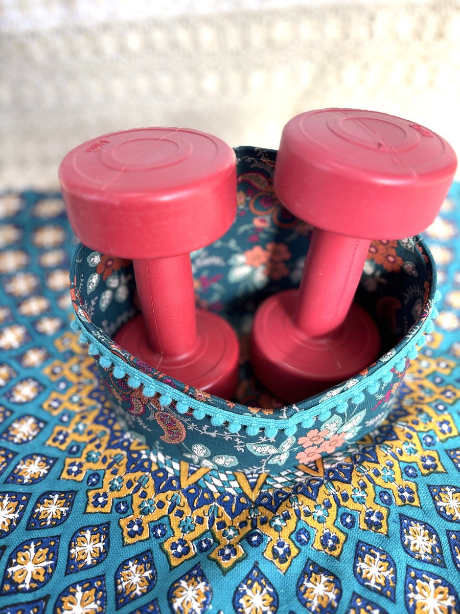 丸い紙を買ったので、丸い箱を初めて作ってみました。
深い箱だと中身が取り出しにくいなぁと思ったので、斜めにカットしてみました。

で。何を入れるのか？
ダンベルですww

ちょうど2個入るサイズだったわ。