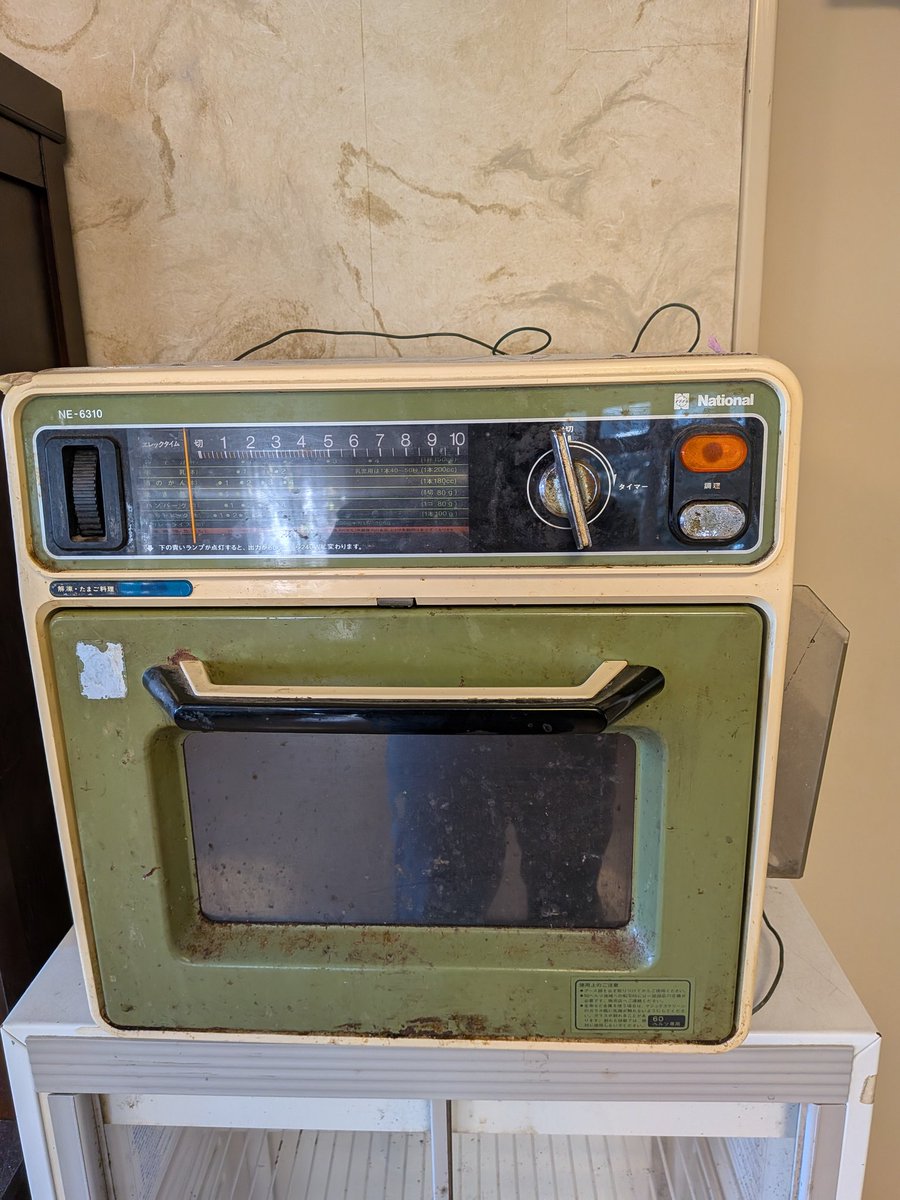 本日の楽屋にあった電子レンジ。 いつの製品なのか。