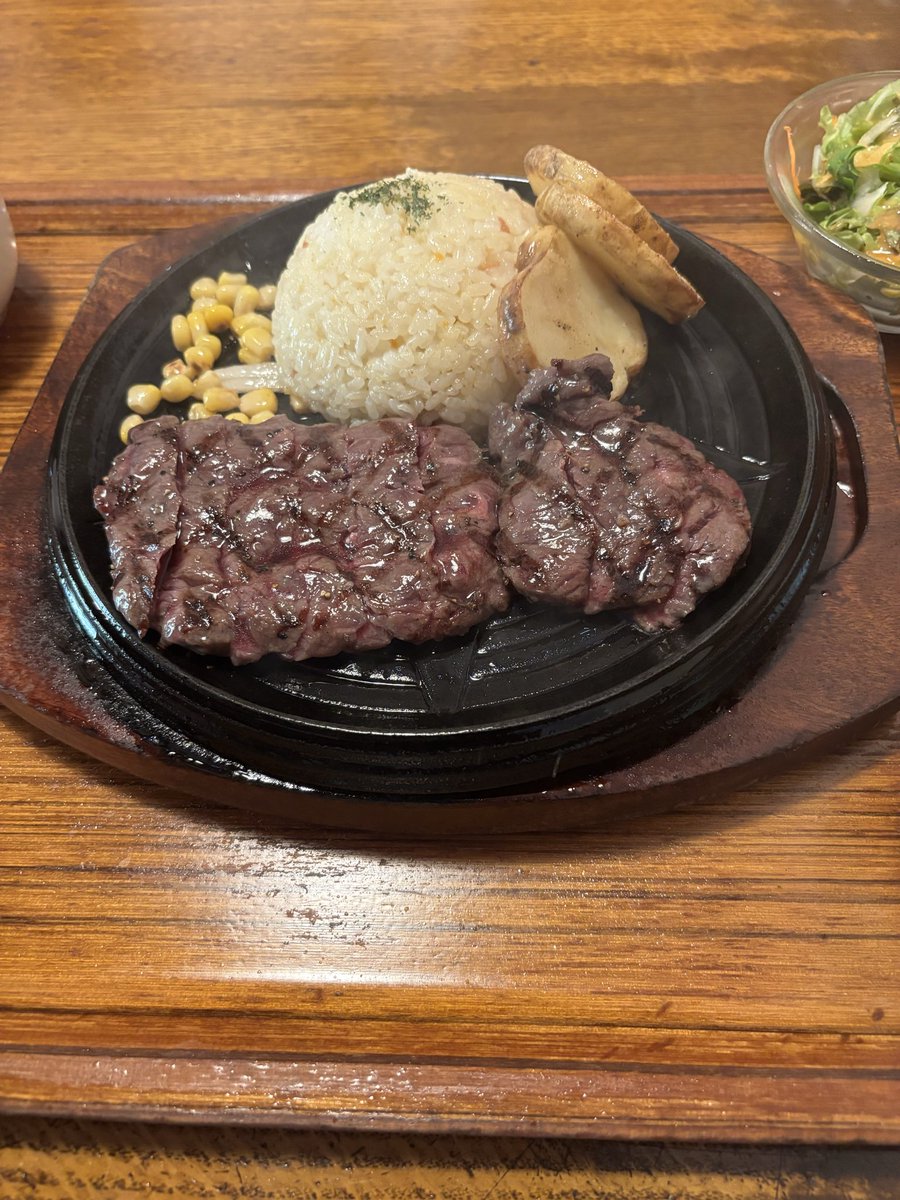 今日は昼飯にステーキを食べました♪