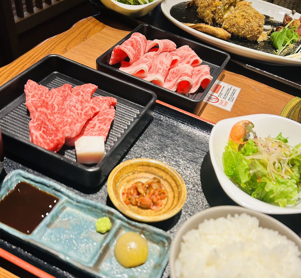 幸之助さん　

亘理編ポルケッタと同じくらい
食べてみたい衝動に駆られて
牛の卵黒カレーと漢方牛を

美味しいお肉と白ライス
とてもしあわせな気持ちになりました

男女問わず
プロレス関係のサイン色紙がたくさんありました