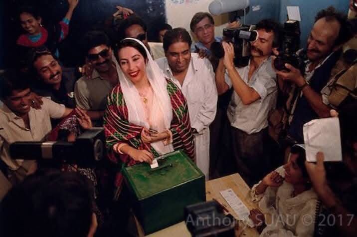 ADfarooqBhh's tweet image. Historical day 16, Nov 1988♥️

On this day, 16 nov, 1988 Shaheed Mohtarma Benazir Bhutto casted her vote in general elections &amp;amp; in December she becomes the First Woman PM of Pakistan 🇵🇰 and Islamic World.