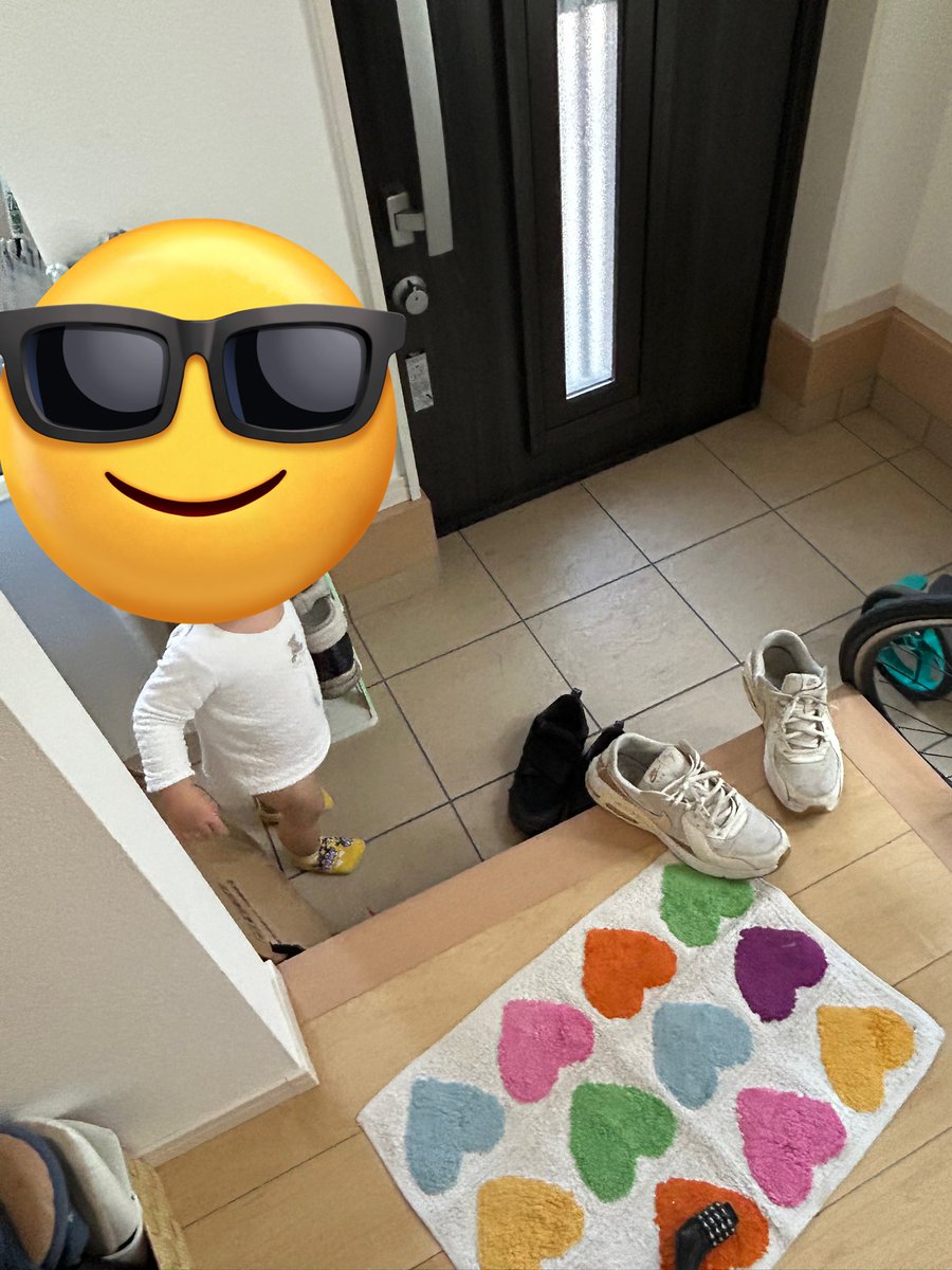 man_owata's tweet image. 「パパ、早く出かけよー、靴用意したよー」