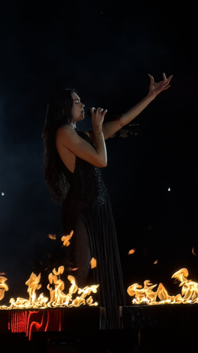 Gab_Gomez's tweet photo. Deusa perfeita @DUALIPA https://t.co/CfDX1z3oRi