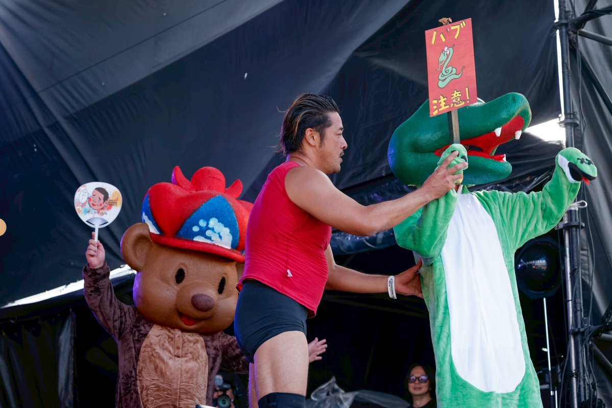 ShuAshimine's tweet image. モンパチスタートがリップさんとのRemember！もちろん大歓声。その歓声を聞きながらそのステージ上ではなく舞台袖で震えて待機していた男、それが粒。
この曲後「待たせたな！」ばりに出る予定だが大丈夫か？という不安は皆さまのお声のおかげでなくなった！ありがとうございます！
撮影 @saru_camera