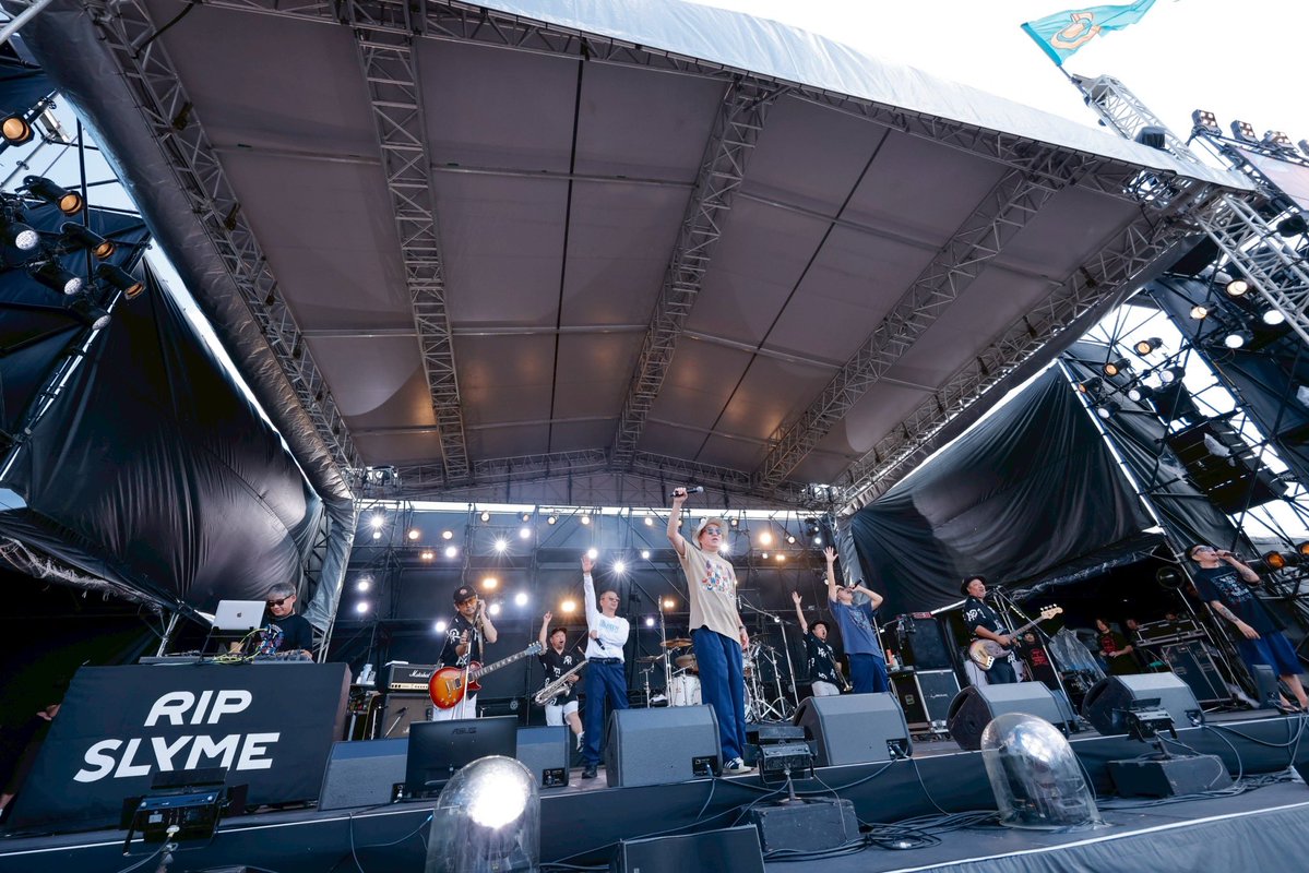 ShuAshimine's tweet image. モンパチスタートがリップさんとのRemember！もちろん大歓声。その歓声を聞きながらそのステージ上ではなく舞台袖で震えて待機していた男、それが粒。
この曲後「待たせたな！」ばりに出る予定だが大丈夫か？という不安は皆さまのお声のおかげでなくなった！ありがとうございます！
撮影 @saru_camera