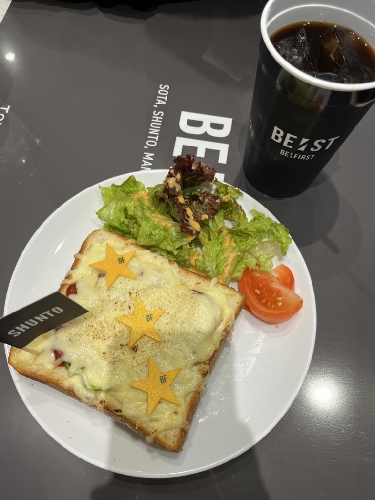 bluesheep__info's tweet photo. まだまだ余韻ひたっています☝

ちょうど1週間前にBE:FIRSTのコラボカフェに行ってきました！

店内がBE:FIRSTに染まっていてテンションずっと上がってました笑

是非BESTYさんがいらっしゃいましたら、ライブ会場などで声掛けてくれると嬉しいです😎✨️

by:みやび

#BEFIRST 
#BLUESHEEP https://t.co/dLG3wukx7u