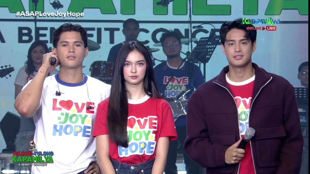 jnkaishurr's tweet image. Grabe rin talaga yung height ni Kaisha like look at her standing in between two 6 footers. Plus the face cards! Walang mama-mogged sa pamilyang ito!! 

KAI SINGS FOR HOPE
KAI SINGS FOR HOPE