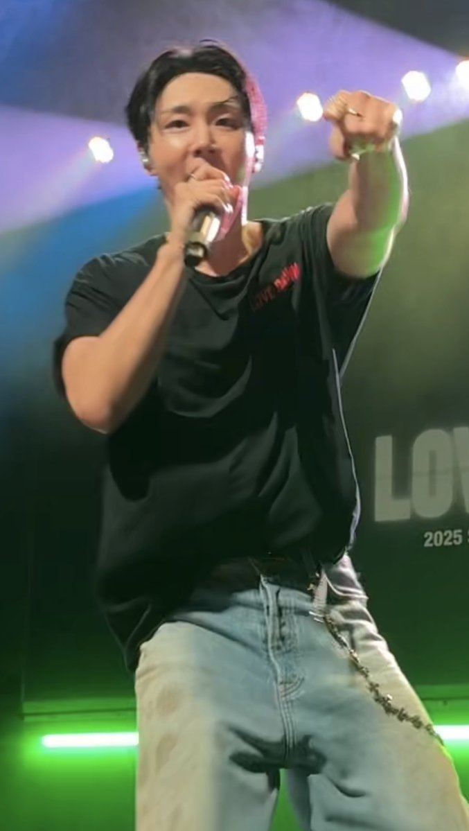 skztinyluv's tweet image. paused a video i took, why jaeyoon pointing at me so viciously😭😭 new reaction meme unlocked🔓 #SF9 #SF9_TOUR #indianapolis