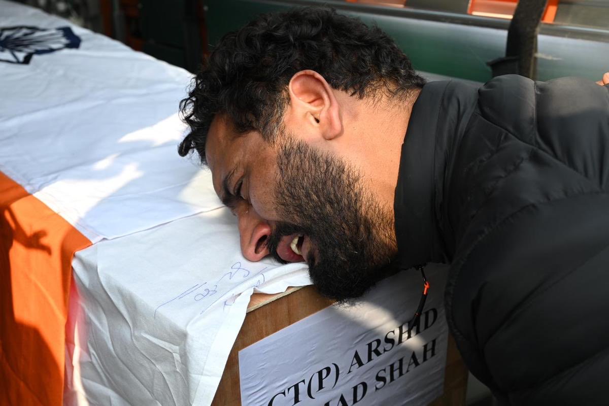 In 90s we used to display captured IEDs in FOD  in Badami Bagh Cantt. In one of the visits of top Army Intelligence officers in 1994, one of the IEDs went off resulting in death of top intelligence officials of #IndianArmy. 

After this incident orders in Indian Army have been to