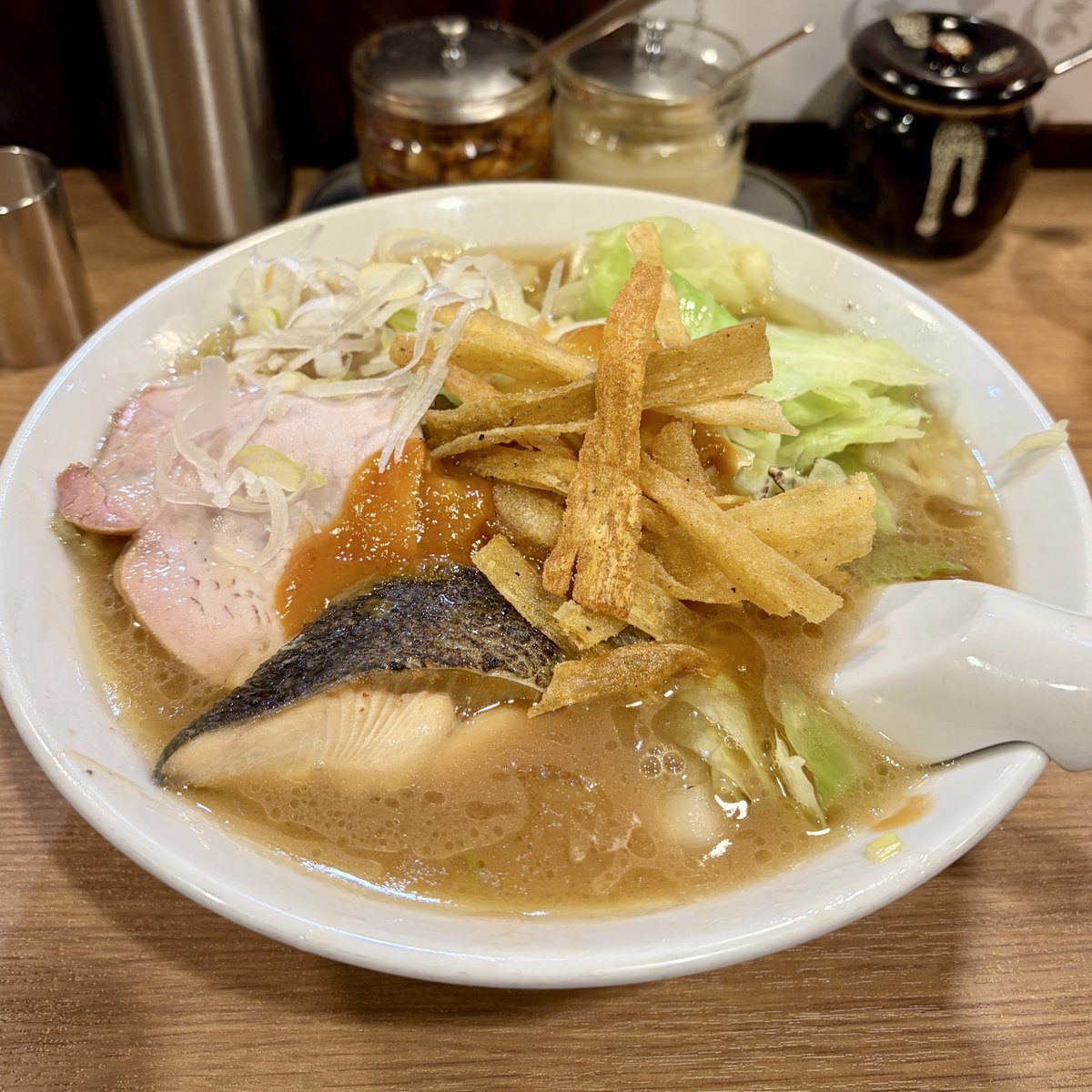 kazawax's tweet photo. #tokyoramenrally らーめん ぱったぱた 秋鮭ちゃんちゃんらーめん。焼き鮭や揚げゴボウが入っている珍しいスタイル。家系ベースの味噌ラーメンで、野菜が結構入っててお腹いっぱいでした。 https://t.co/Pzi6z1VA3f