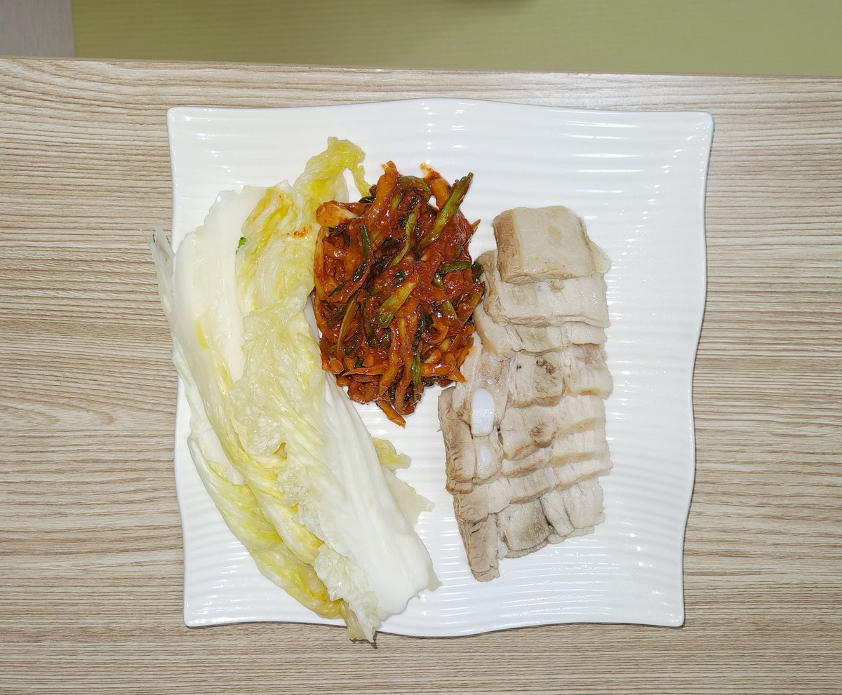 10년전엔
배추 따는것부터 시작
절여 ~~
몇 백포기씩  김장 했는데
이젠 절인배추로 20포기
김장할땐 수육이징~