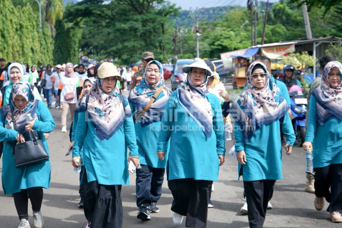 DISKOMINFOSAN's tweet image. Ribuan warga padati Lapang Cangehgar dalam gelaran 3FUN HJKS ke-155.

Pemkab Sukabumi mengajak masyarakat membangun budaya hidup sehat dan aktif.

Baca beritanya di website Pemkab Sukabumi👇🏻
web.sukabumikab.go.id/web/b/6152.asp

#HJKS155 #SukabumiSehat #3FUN #Palabuhanratu #SukabumiMubarakah