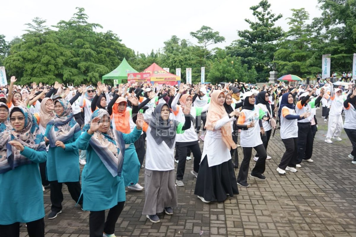 DISKOMINFOSAN's tweet image. Ribuan warga padati Lapang Cangehgar dalam gelaran 3FUN HJKS ke-155.

Pemkab Sukabumi mengajak masyarakat membangun budaya hidup sehat dan aktif.

Baca beritanya di website Pemkab Sukabumi👇🏻
web.sukabumikab.go.id/web/b/6152.asp

#HJKS155 #SukabumiSehat #3FUN #Palabuhanratu #SukabumiMubarakah