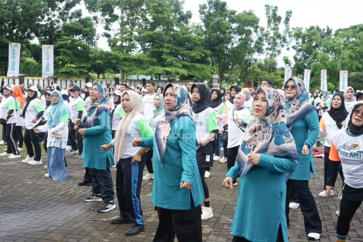 DISKOMINFOSAN's tweet image. Ribuan warga padati Lapang Cangehgar dalam gelaran 3FUN HJKS ke-155.

Pemkab Sukabumi mengajak masyarakat membangun budaya hidup sehat dan aktif.

Baca beritanya di website Pemkab Sukabumi👇🏻
web.sukabumikab.go.id/web/b/6152.asp

#HJKS155 #SukabumiSehat #3FUN #Palabuhanratu #SukabumiMubarakah