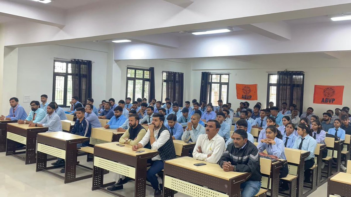 अभाविप ब्रज प्रांत के आगरा महानगर में दो दिवसीय प्रवास के दौरान राष्ट्रीय मंत्री श्री आदित्य तकियार ने आगरा विश्वविद्यालय से जुड़े विभिन्न विभागों के विद्यार्थियों के साथ शैक्षणिक एवं समसामयिक विषयों पर चर्चा की। इस दौरान अखिल भारतीय राज्य विवि कार्य प्रमुख श्री अश्विनी ठाकुर
