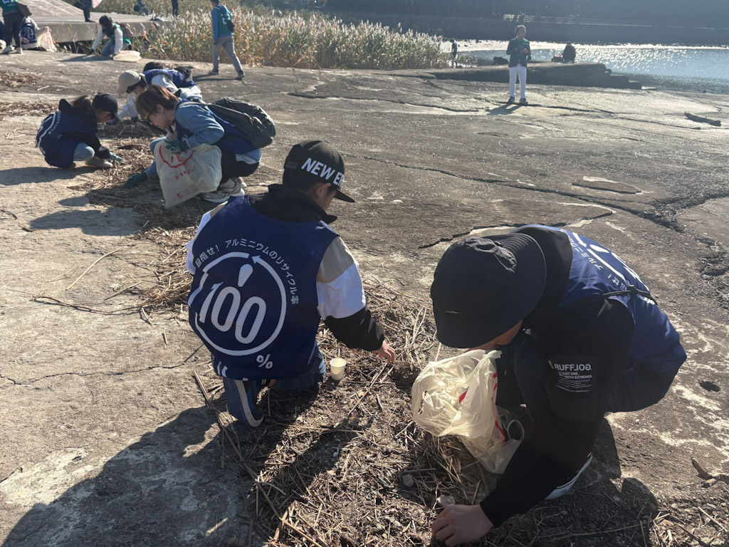 _uacj's tweet photo. 本日、 #ＵＡＣＪ 名古屋製造所の近くにある藤前干潟で、従業員や家族55名がNPO法人グリーンバードさん(@greenbirdjp)やボランティアの方々と一緒に、ビーチクリーンを行いました🌏

拾ったマイクロプラスチックごみでキーホルダーを作るなど、地球環境について考える良い機会になりました😌 https://t.co/BCmbPz7WaB