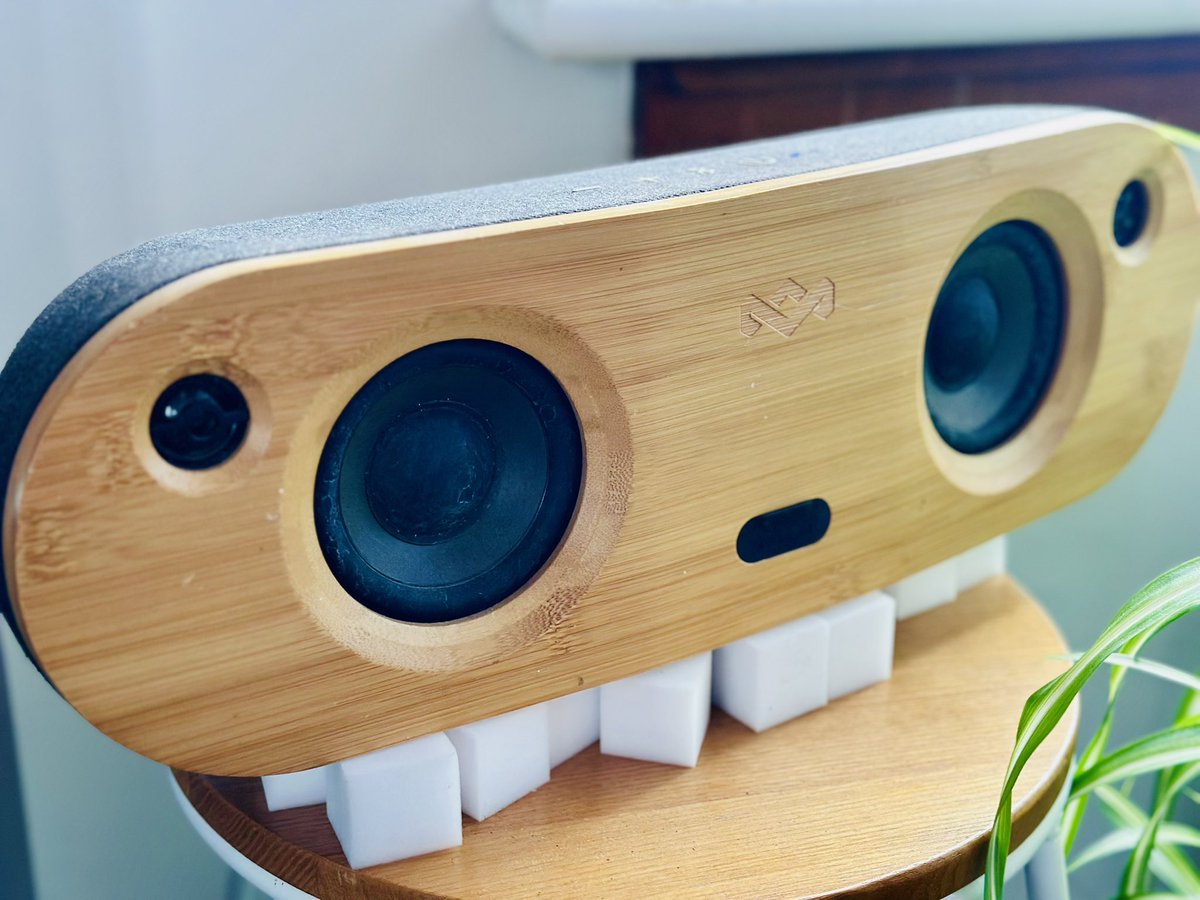 wireframejames's tweet image. Hi @houseofmarley. Make a Bag of Riddim III, please. The II is one of the best boomboxes ever made. Just allow the lowering or muting of the “POWER ON/OFF” voice, and allow for swappable batteries, please.