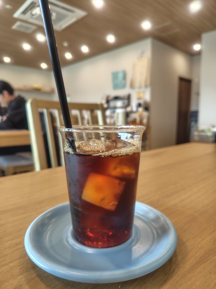 sonikA_is's tweet photo. お昼は #SPRECT #COFFEE で
#特製鶏白湯 #塩らぁ麺 を食べたよ😋
具はセルフで乗せて楽しむスタイル💦
付属の薬味は #ブラックペッパー と
#ガーリックスライス でガツンと‼️
ここは #珈琲 や #デザート も
注文できるオシャレなお店なのさ👍
食前に #深煎りアイスコーヒー 
ごちそうさまでした🙏 https://t.co/4Ca7SOCuuj
