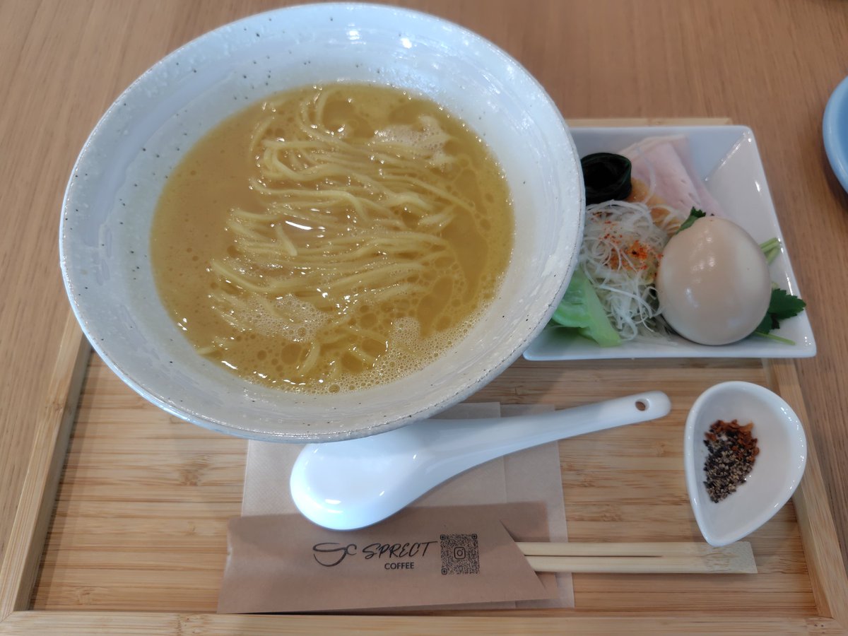 sonikA_is's tweet photo. お昼は #SPRECT #COFFEE で
#特製鶏白湯 #塩らぁ麺 を食べたよ😋
具はセルフで乗せて楽しむスタイル💦
付属の薬味は #ブラックペッパー と
#ガーリックスライス でガツンと‼️
ここは #珈琲 や #デザート も
注文できるオシャレなお店なのさ👍
食前に #深煎りアイスコーヒー 
ごちそうさまでした🙏 https://t.co/4Ca7SOCuuj