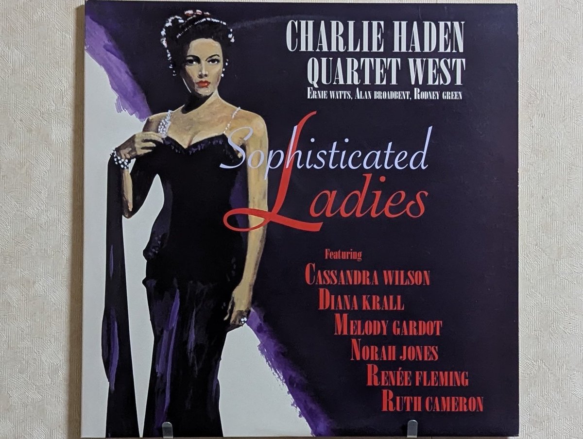 ヴォーカリストを贅沢に動員し抑制の効いたストリングスを背景に往年の