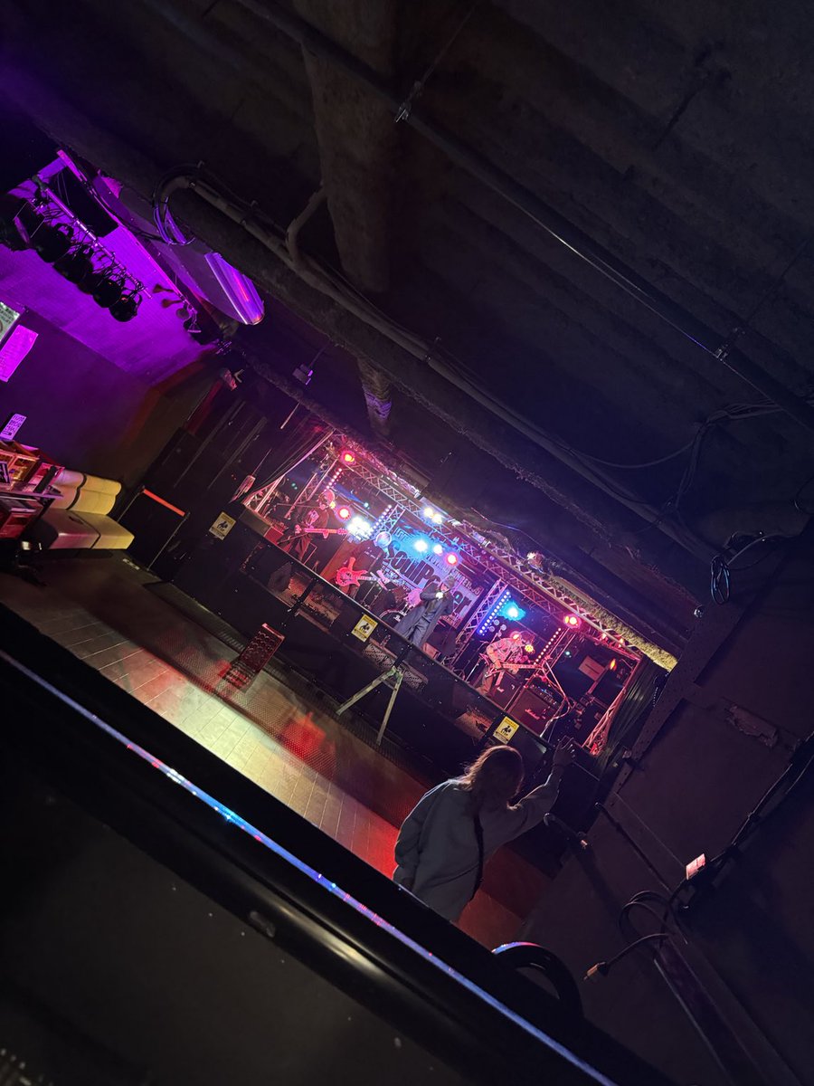 toshiosoulpower's tweet image. 居酒屋、武べえの20周年のサウンドチェック中。Toshiそっくりものまねでお馴染みSa&apos;toshiのコピバン。もはや本家よりToshiすぎる。昔、尾道の今谷がツアーで富山来た時に対バンしてたな。あの日のコピバンのボーカルが後に東京に出てテレビでもお馴染みのモノマネの第一人者になりました。夢あるね。