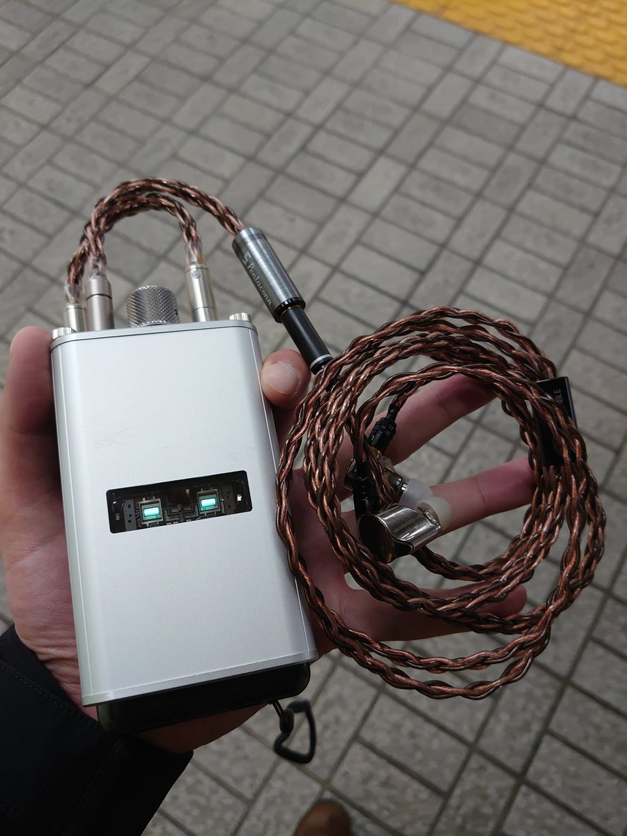 cannon73740794's tweet image. 今日はこんな感じ
#E4UA さんにお願いしていた
SONYのMUC-B20SBをイヤホン用に変更及び、長さ調整で余ったケーブルで変換ケーブルとミニミニ3本が届きました！
楽しんでいきます！