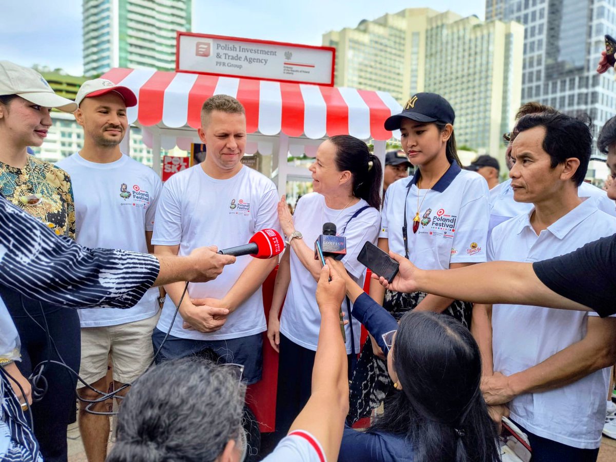 B_Szymanowska's tweet image. Busy Sunday morning well spent! ✨ 
A cheerful 🇵🇱🇮🇩 Friendship Walk in Jakarta during Poland Festival 2025 - full of good energy, 🎶, warm smiles and 5 km…
For our Amber Models 💛 it was probably the longest catwalk in the world 😊
 #PolandFestival #Amber