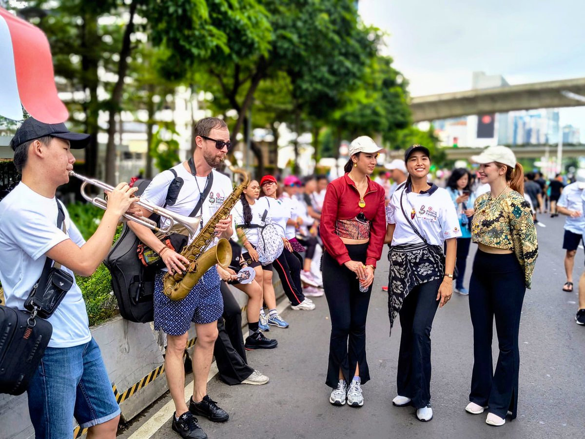 B_Szymanowska's tweet image. Busy Sunday morning well spent! ✨ 
A cheerful 🇵🇱🇮🇩 Friendship Walk in Jakarta during Poland Festival 2025 - full of good energy, 🎶, warm smiles and 5 km…
For our Amber Models 💛 it was probably the longest catwalk in the world 😊
 #PolandFestival #Amber