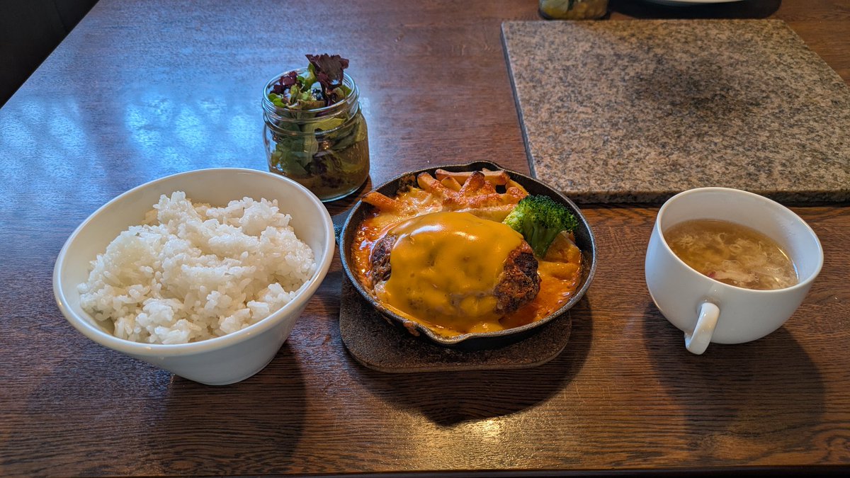 皆様
お疲れ様〜ッス🖐️😀
体調も良くなりお腹も回復したので
恐る恐る💦脂っこい食事を😁
雰囲気も良くアメリカンな感じで
めちゃくちゃ
美味しかったッス😋👍