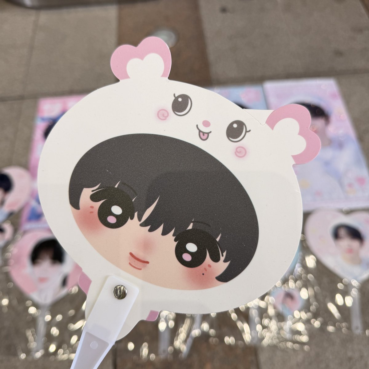 ホール棟の前にて受領&現地販売していたす！ うちわの無料配布も行っ