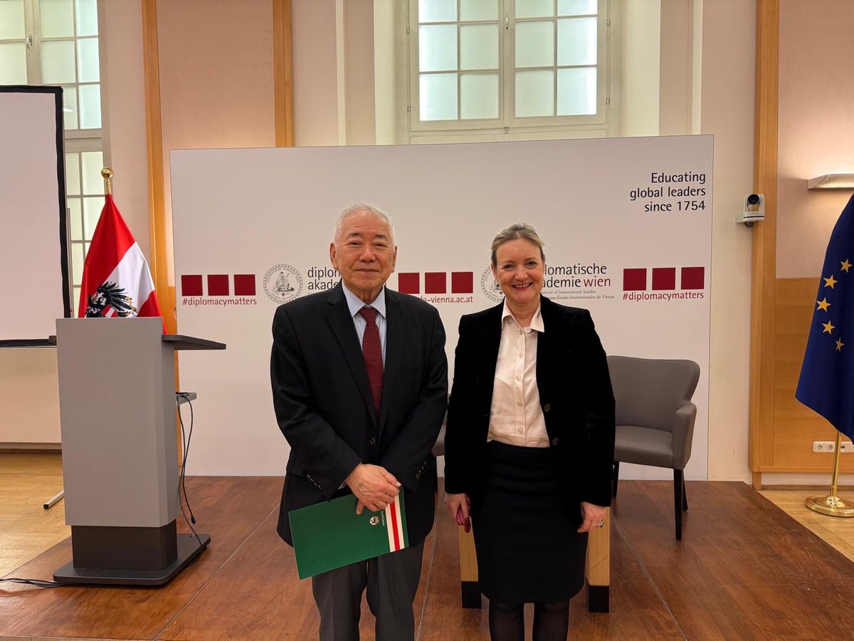 IchkeriaRo11979's tweet image. On 13.11.25 a large-scale international event was held at the Diplomatic Academy in Vienna. High-ranking guests attended,including former South Korean Advicer of President Moon Chang Following the official program,Roza Dunajeva,Representative of the Chechen Republic of Ichkeri.