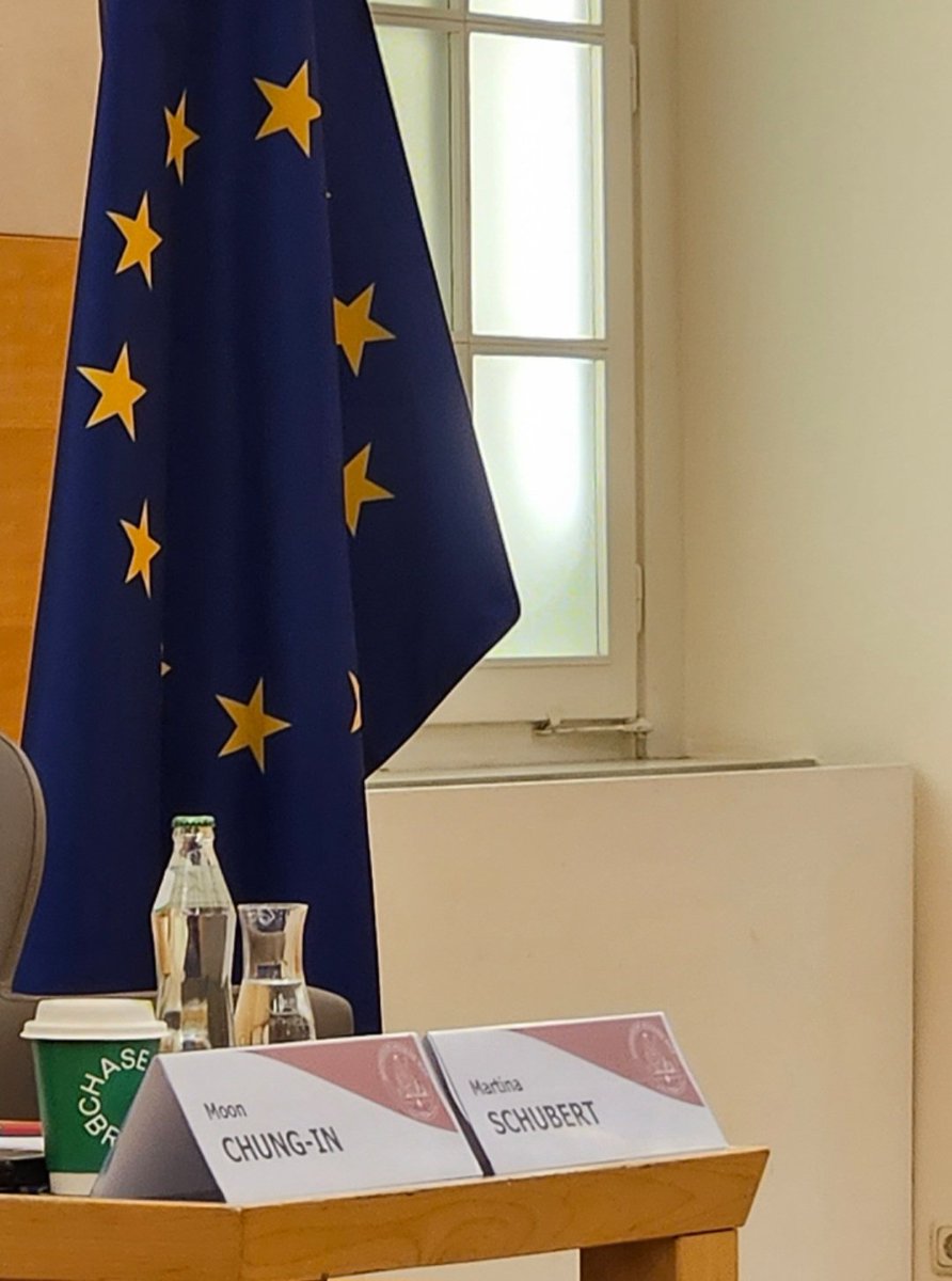 IchkeriaRo11979's tweet image. On 13.11.25 a large-scale international event was held at the Diplomatic Academy in Vienna. High-ranking guests attended,including former South Korean Advicer of President Moon Chang Following the official program,Roza Dunajeva,Representative of the Chechen Republic of Ichkeri.