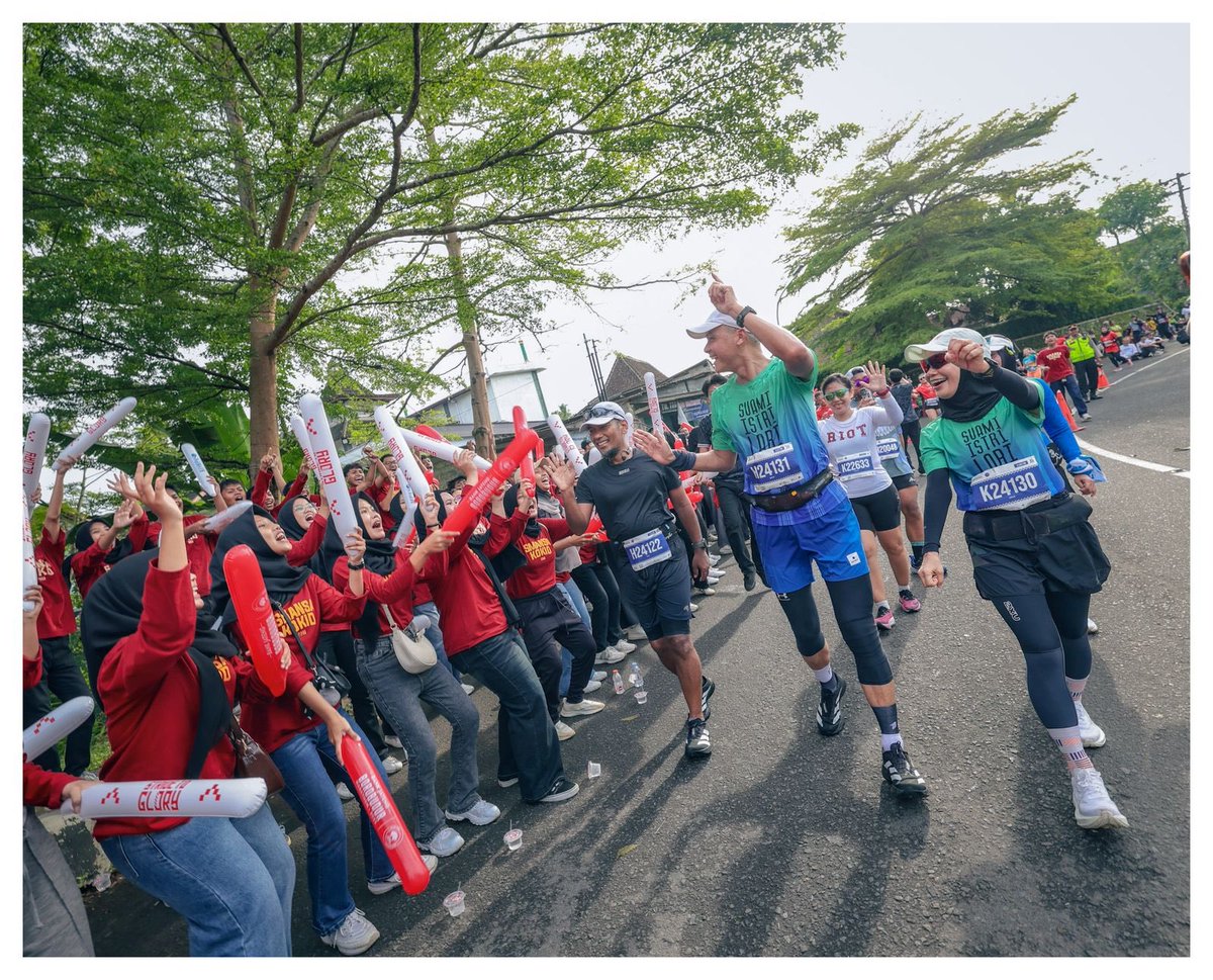 ganjarpranowo's tweet photo. Borobudur Marathon selalu punya cerita. Maturnuwun masyarakat Magelang, sambutan dan dukungan panjenengan membuat semangat kami semakin menyala! 

Tahun depan, kita jumpa lagi ya.... https://t.co/syuJ7wUwqe