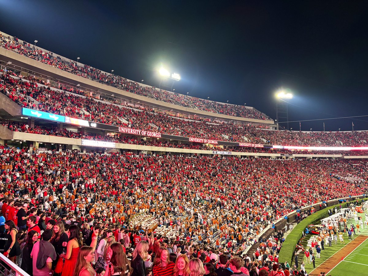 BCAFCBH's tweet image. Georgia once again gives Texas a lesson in SEC Football as the Dawgs run out 35-10 winners!

First visit to Athens and Sanford Stadium has been amazing; everyone we met was so welcoming, the atmosphere was electric and what a spectacle they made it! 🔥 #GoDawgs