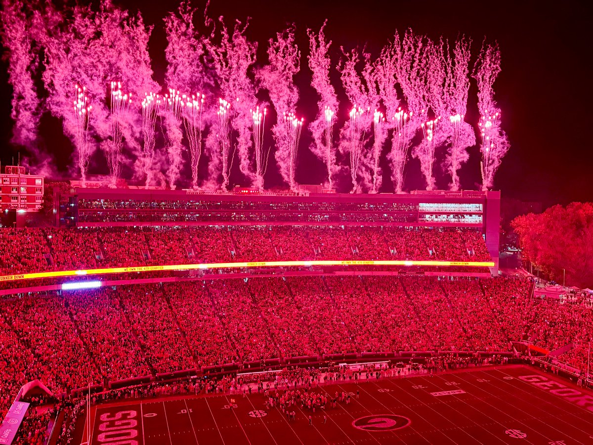 BCAFCBH's tweet image. Georgia once again gives Texas a lesson in SEC Football as the Dawgs run out 35-10 winners!

First visit to Athens and Sanford Stadium has been amazing; everyone we met was so welcoming, the atmosphere was electric and what a spectacle they made it! 🔥 #GoDawgs