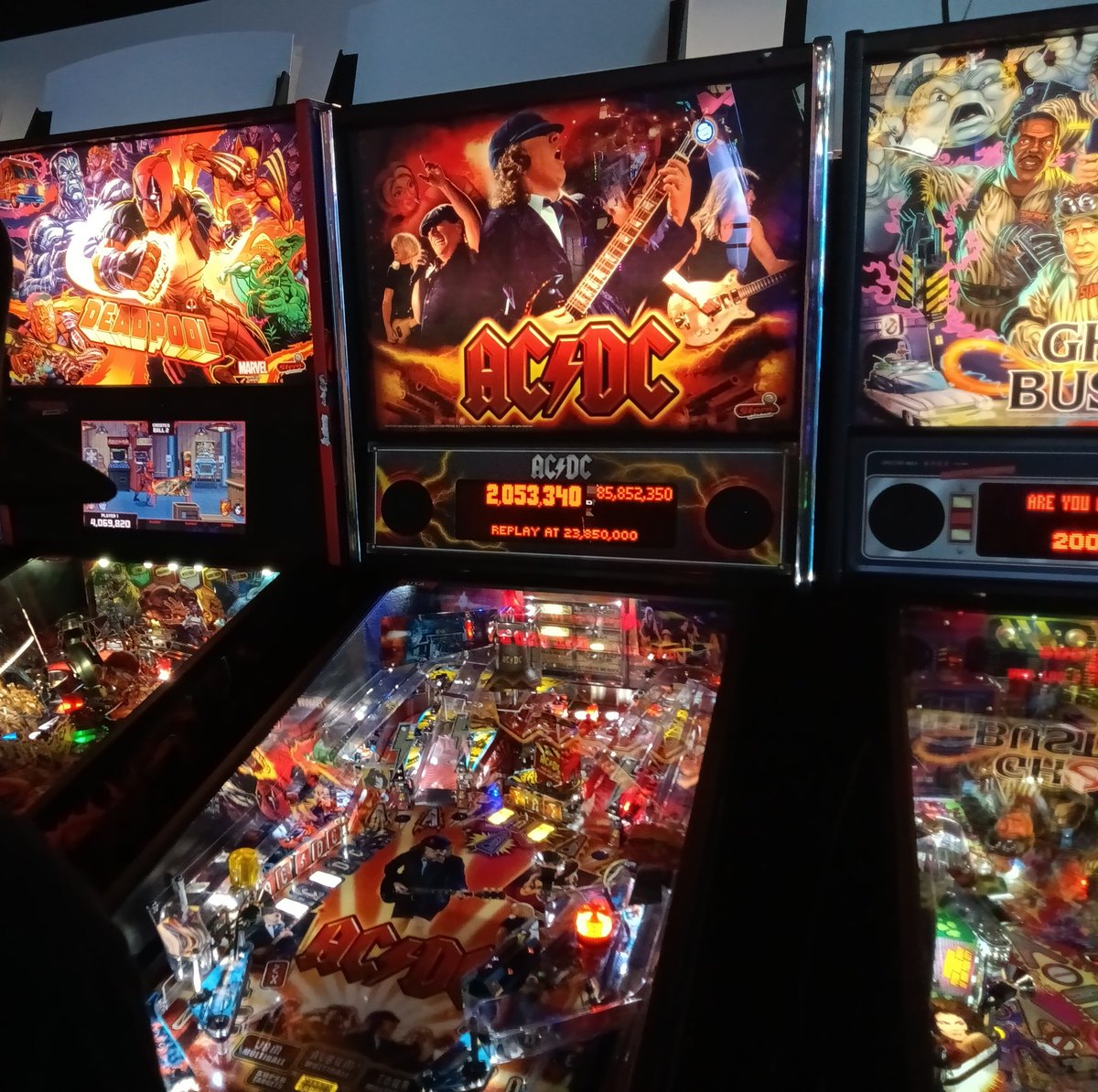 Multibrawlr's tweet image. Visited Round 1 again. The Resident Evil 2 Dead Shot location test cabinet&apos;s no longer there. Guess I&apos;ll keep my eyes peeled for it again in the future.

Wound up playing some pinball, Scarlet Dawn and Taiko no Tatsujin with my friend. Had a good time.